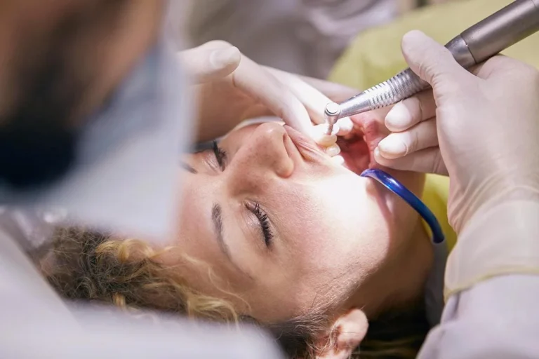 dentist opereaza pacientul