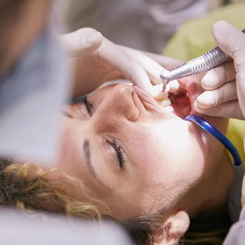 dentist opereaza pacientul