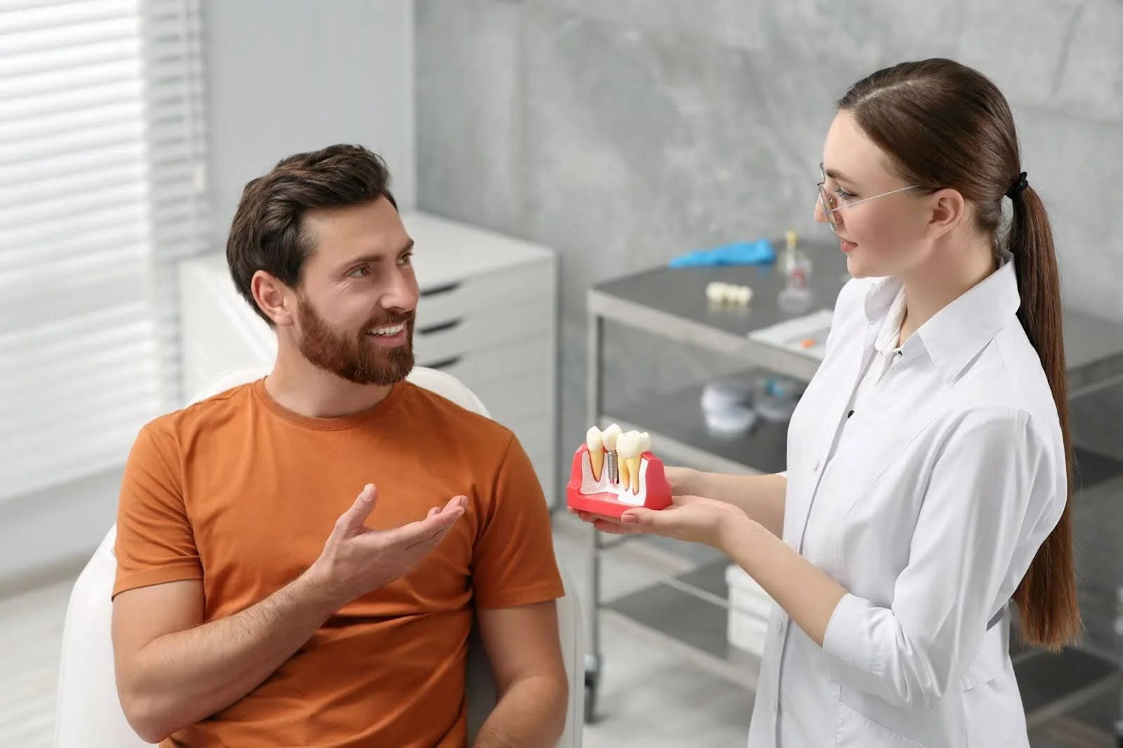 Rolul țesuturilor moi în estetica implantară a cazurilor complexe 