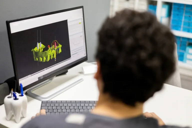 tehnician dentar cu soft de implantologie digitala