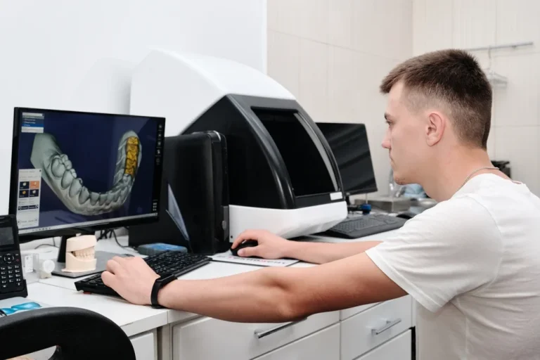 Imagine cu o camera tehnica intr-o clinica stomatologica