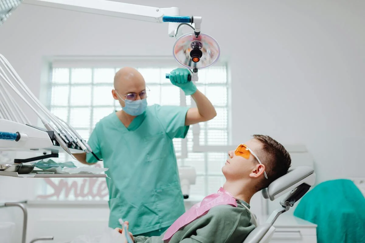 Frica de dentist: cauze, semne și soluții pentru o experiență fără stres