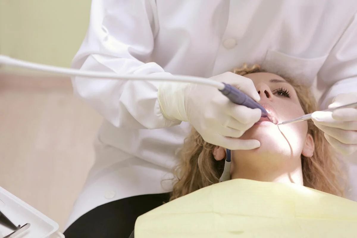 Implant dentar vs. punte dentară: care sunt diferențele esențiale?