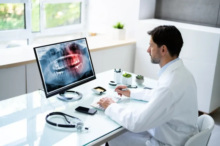 medic stomatolog utilizeaza echipament software