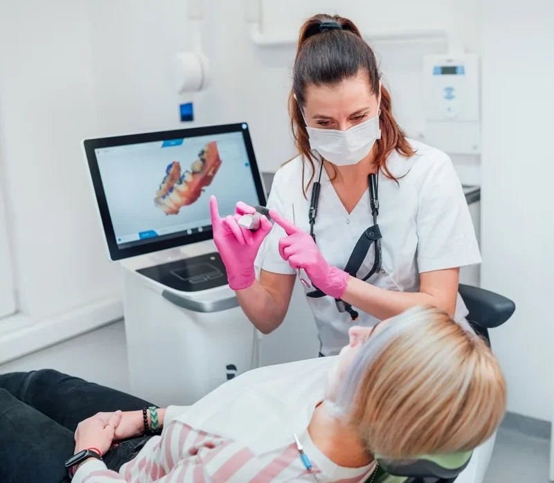 medic stomatolog foloseste scanner intraoral pentru pacient