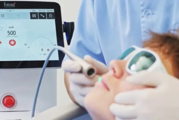 medic stomatolog foloseste laser dentar